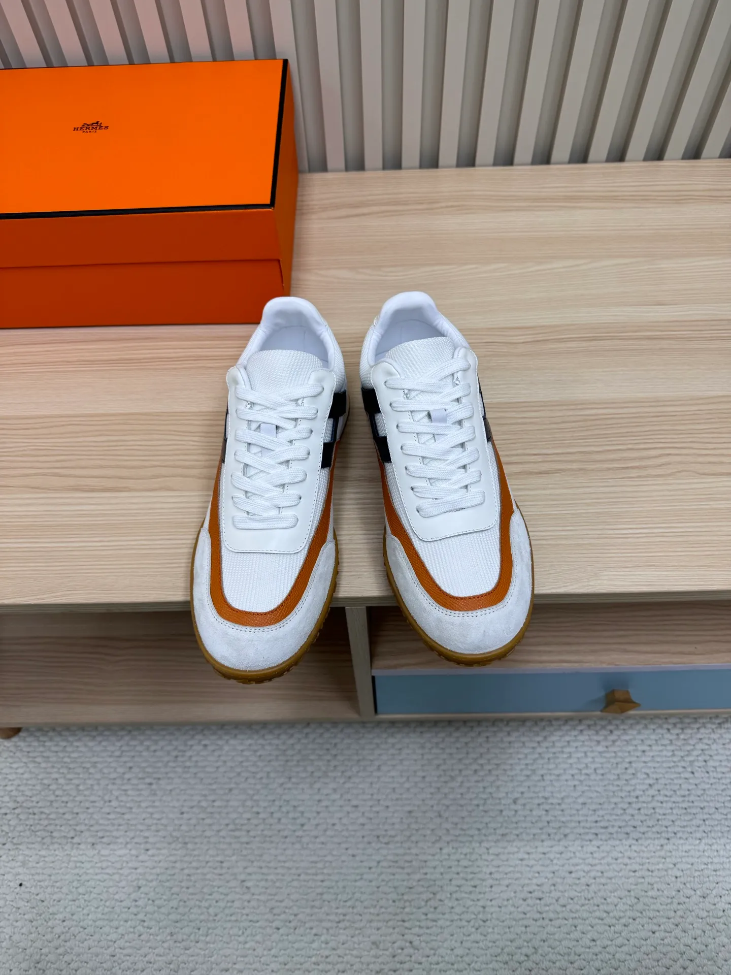 👟👟Ex-factory price 600👟👟 Hermes / Top version #couple style 24ss casual sneakers Suede goatskin sneakers decorated with contrasting patterns and iconic "H" details, beautifully packaged at the delivery counter🛍📦 Fabric: suede + down cloth Lining: mixed sheep lining Outsole: original TPU Bottom thickness: 2CM Size: 35-45